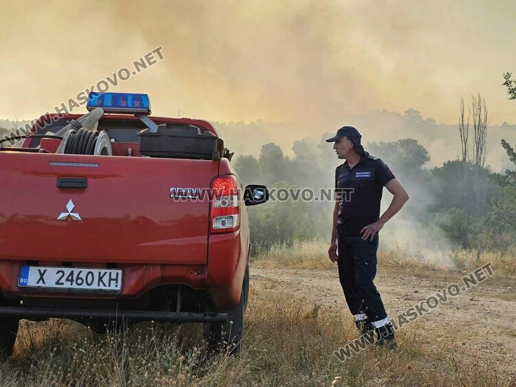 Спряха пожара в Сакар на метри от село, но изпепели 1000 дка гора