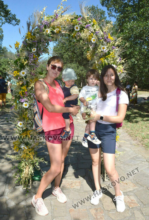 Еньовден започна в Хасково с пъстрота, билки и танци