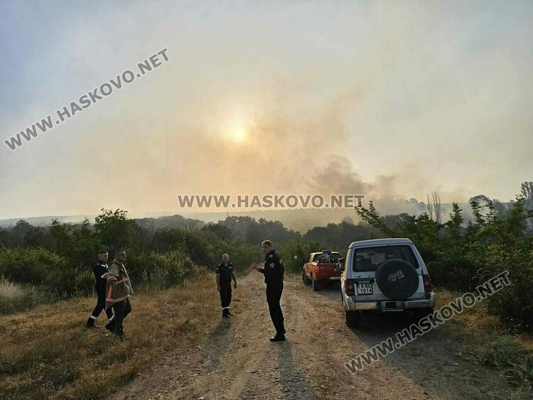 Спряха пожара в Сакар на метри от село, но изпепели 1000 дка гора