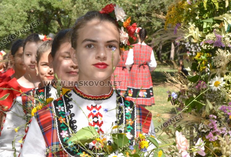 Еньовден започна в Хасково с пъстрота, билки и танци