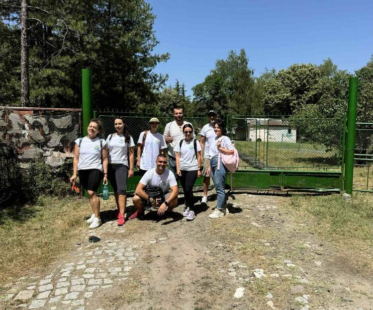 Доброволци към Туристическия информационен център в Кърджали облагородиха лагера край Широко поле