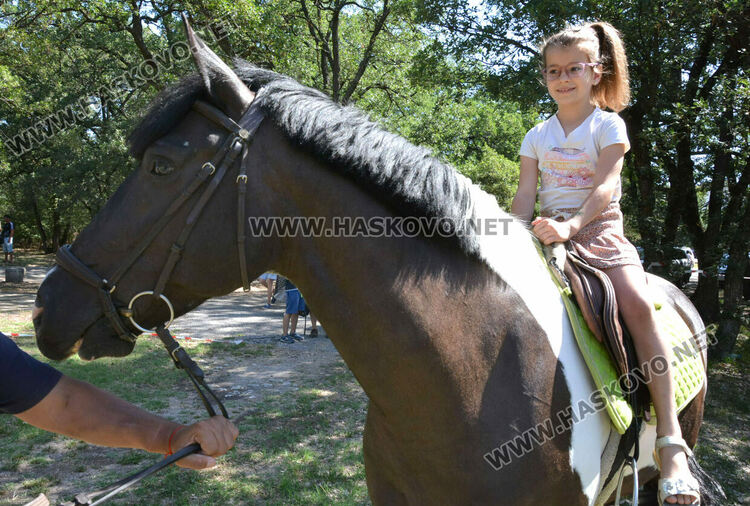 Еньовден започна в Хасково с пъстрота, билки и танци
