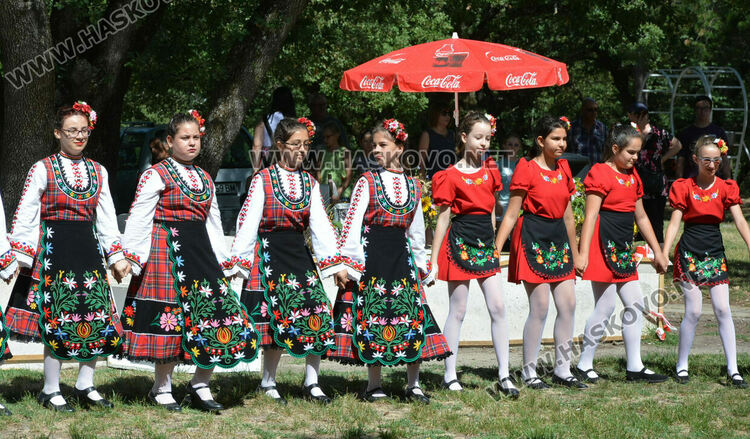 Еньовден започна в Хасково с пъстрота, билки и танци