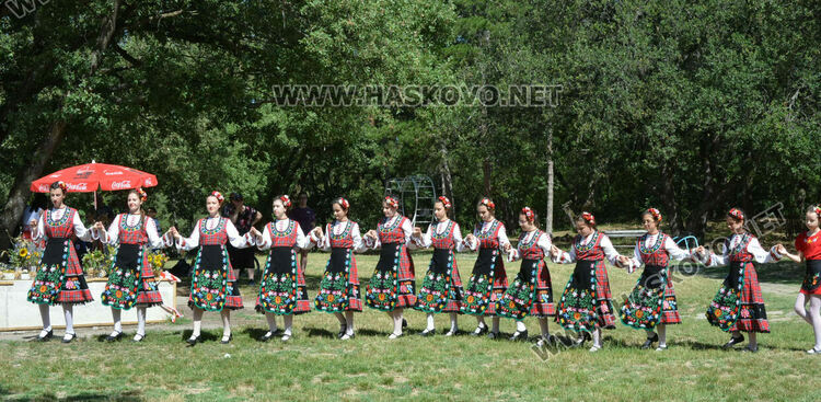 Еньовден започна в Хасково с пъстрота, билки и танци