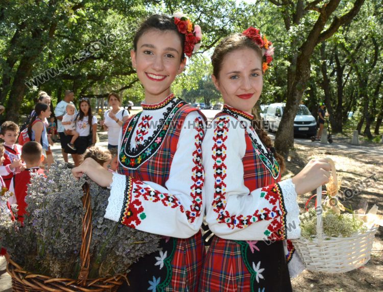 Еньовден започна в Хасково с пъстрота, билки и танци