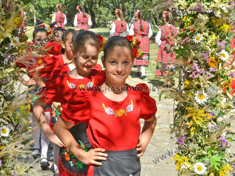 Еньовден започна в Хасково с пъстрота, билки и танци