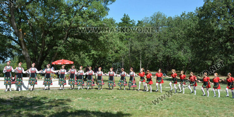 Еньовден започна в Хасково с пъстрота, билки и танци