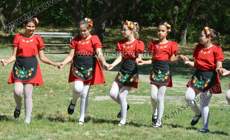 Еньовден започна в Хасково с пъстрота, билки и танци