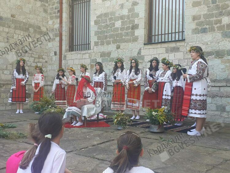 Деца от ОДК пресъздадоха традициите на Еньовден в двора на музея 