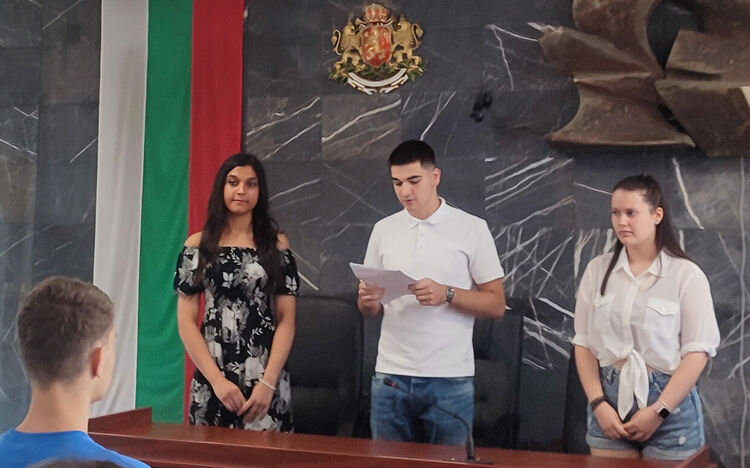 Ученици "осъдиха" съученик за средна телесна повреда