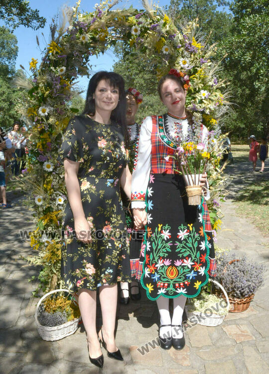 Мария Вълчева (вляво)