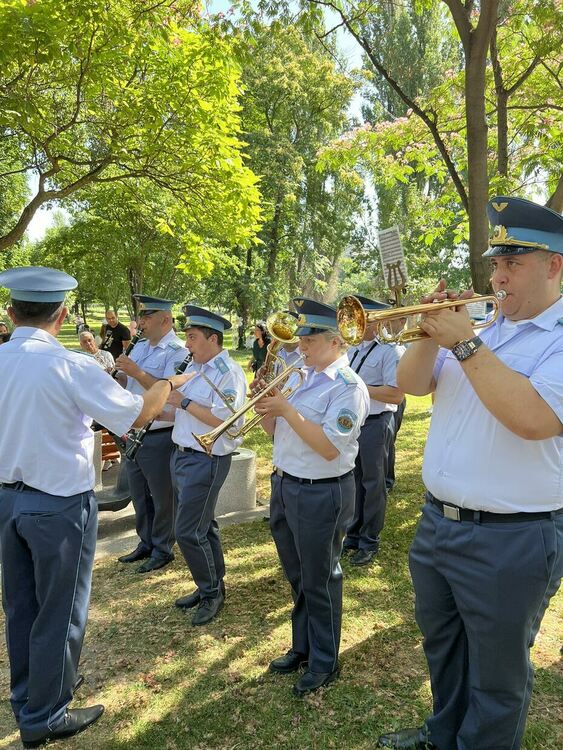 Над 300 калинички дефилираха из улиците на Асеновград 
