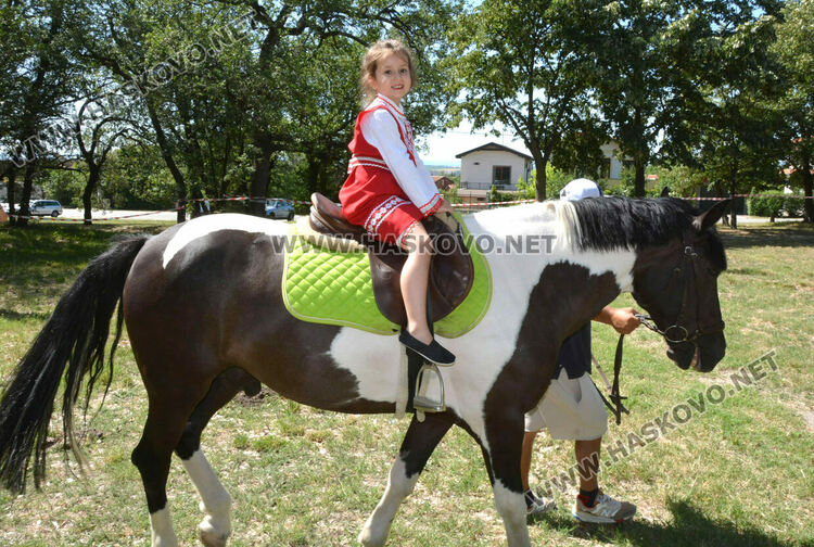 Еньовден започна в Хасково с пъстрота, билки и танци
