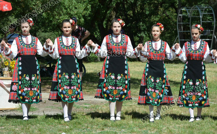 Еньовден започна в Хасково с пъстрота, билки и танци
