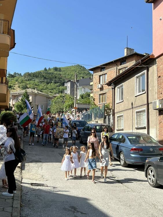 Над 300 калинички дефилираха из улиците на Асеновград 