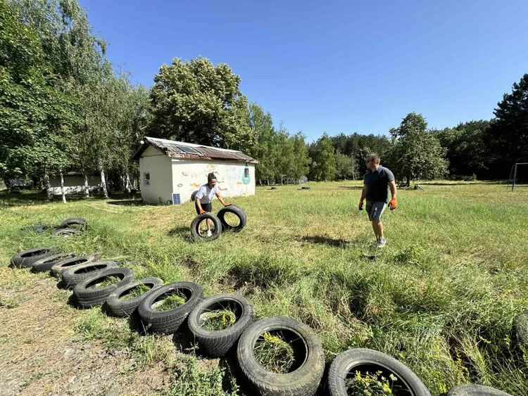 Доброволци към Туристическия информационен център в Кърджали облагородиха лагера край Широко поле