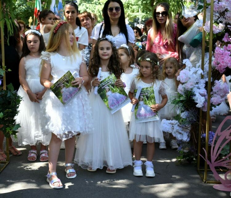 Над 300 калинички дефилираха из улиците на Асеновград 