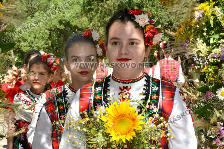 Еньовден започна в Хасково с пъстрота, билки и танци