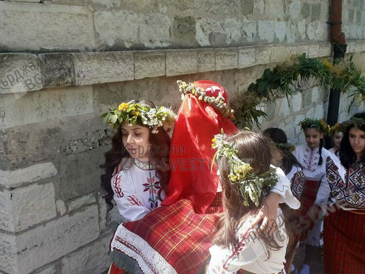 Деца от ОДК пресъздадоха традициите на Еньовден в двора на музея 