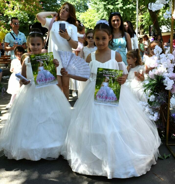 Над 300 калинички дефилираха из улиците на Асеновград 