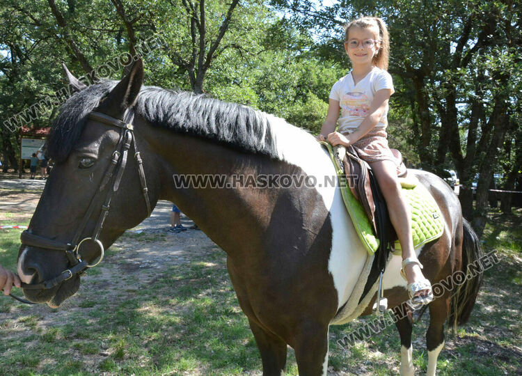 Еньовден започна в Хасково с пъстрота, билки и танци