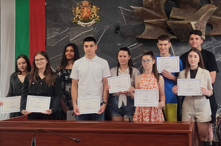 Ученици "осъдиха" съученик за средна телесна повреда