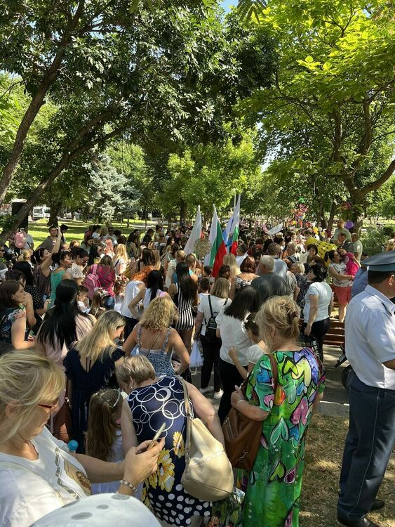 Над 300 калинички дефилираха из улиците на Асеновград 