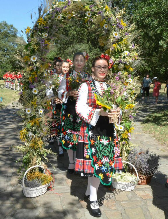 Еньовден започна в Хасково с пъстрота, билки и танци