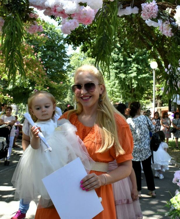 Над 300 калинички дефилираха из улиците на Асеновград 