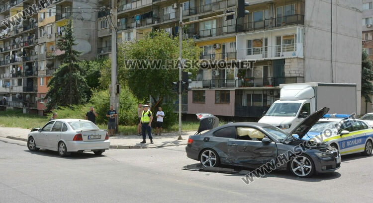 Жена пострада при катастрофа на кръстовище в Хасково