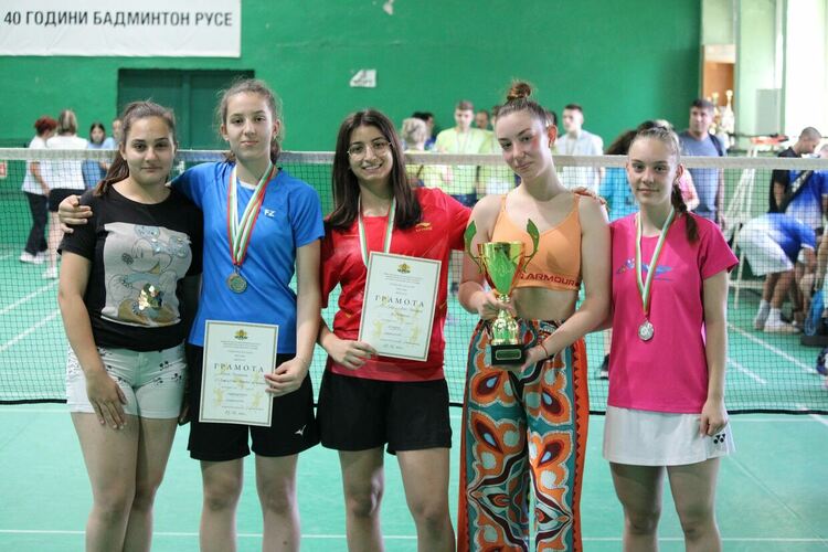 Нови успехи записаха първомайските бадминтонисти