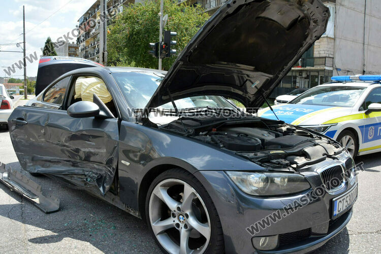 Жена пострада при катастрофа на кръстовище в Хасково