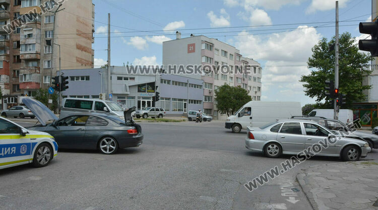 Жена пострада при катастрофа на кръстовище в Хасково