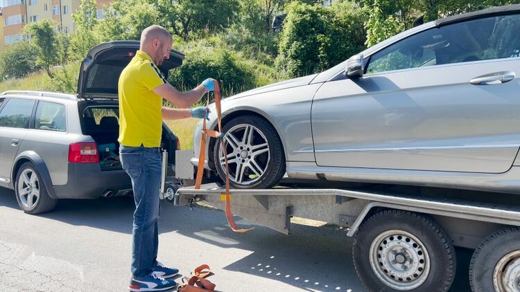криминалисти изземат колата от отвличането като веществено доказателство