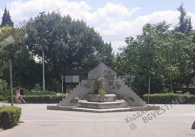 В разгара на жегите, водата в шадраваните на Кърджали все още е мираж