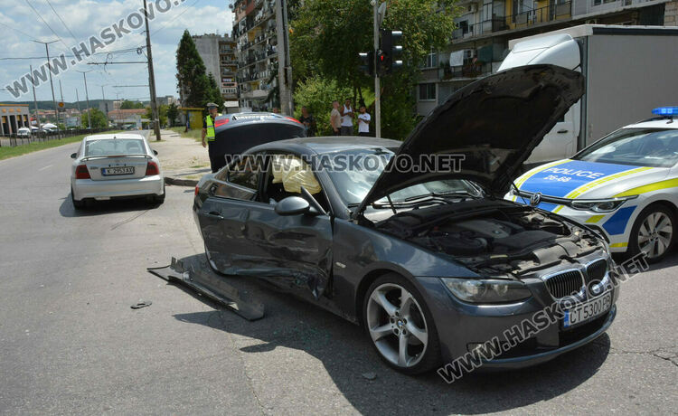 Жена пострада при катастрофа на кръстовище в Хасково