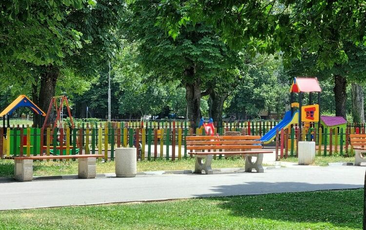 Ремонтираха няколко детски площадки 