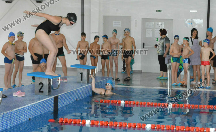 50 деца плуваха като алтернатива на наркотиците в Хасково