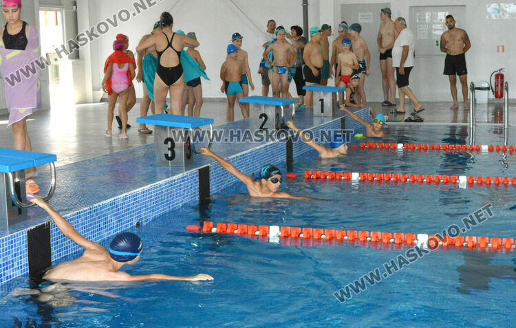 50 деца се състезаваха по плуване като алтернатива на наркотиците в Хасково