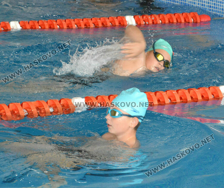 50 деца се състезаваха по плуване като алтернатива на наркотиците в Хасково