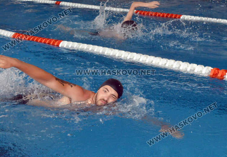 50 деца се състезаваха по плуване като алтернатива на наркотиците в Хасково