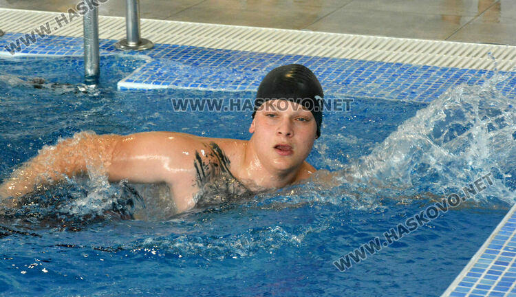 50 деца се състезаваха по плуване като алтернатива на наркотиците в Хасково