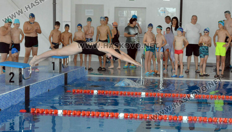 50 деца плуваха като алтернатива на наркотиците в Хасково