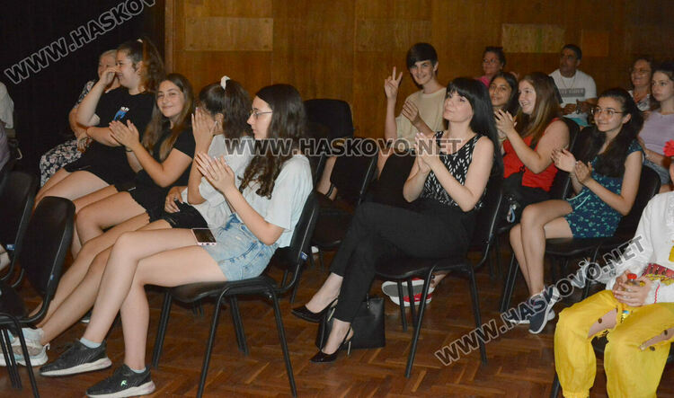 44 младежи се включиха във Фестивала на талантите „Изкуството срещу дрогата“ в Хасково