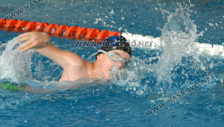 50 деца се състезаваха по плуване като алтернатива на наркотиците в Хасково