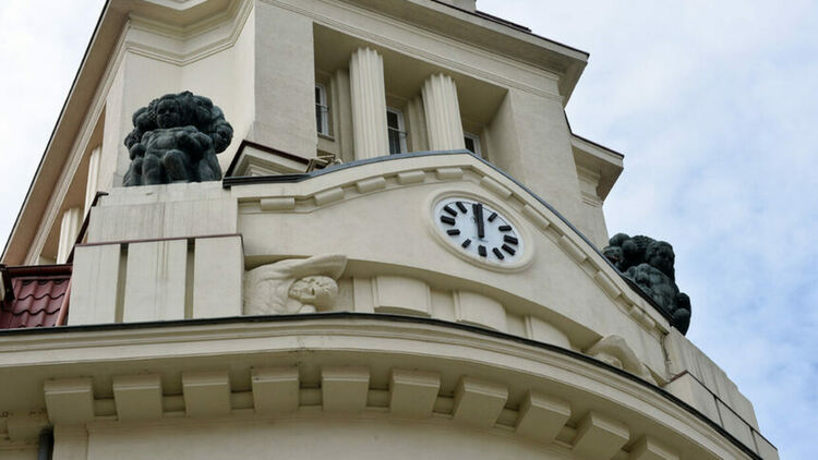 Заради случая с КТБ България изтласква встрани класическите макроикономически и монетарни критерии за членство в еврозоната.