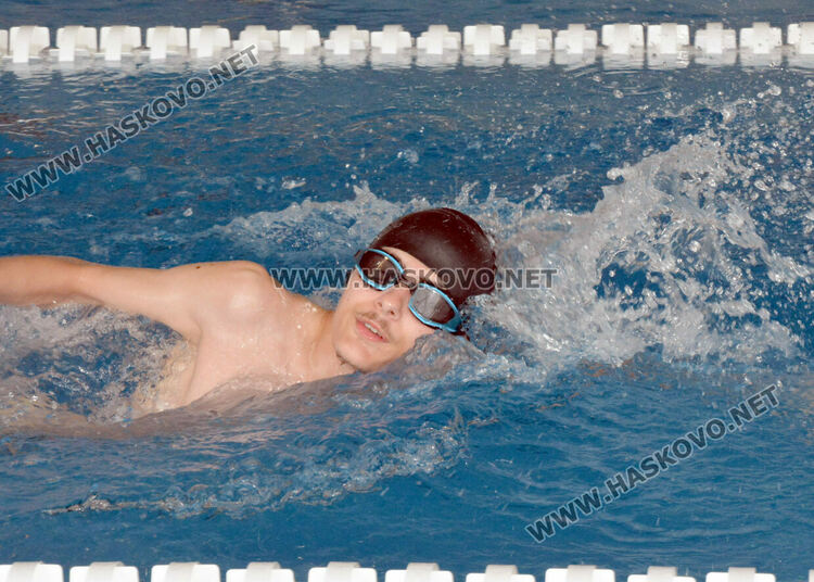 50 деца се състезаваха по плуване като алтернатива на наркотиците в Хасково