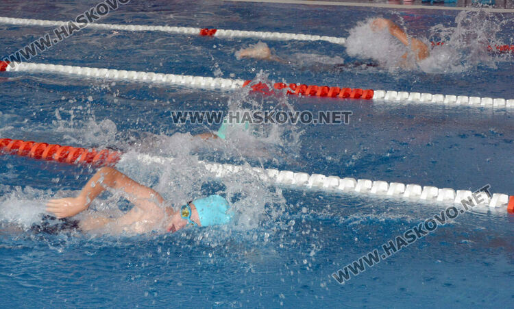 50 деца се състезаваха по плуване като алтернатива на наркотиците в Хасково