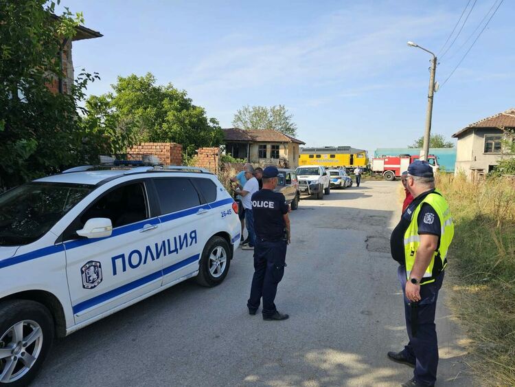 Влак помете цистерна на жп прелез