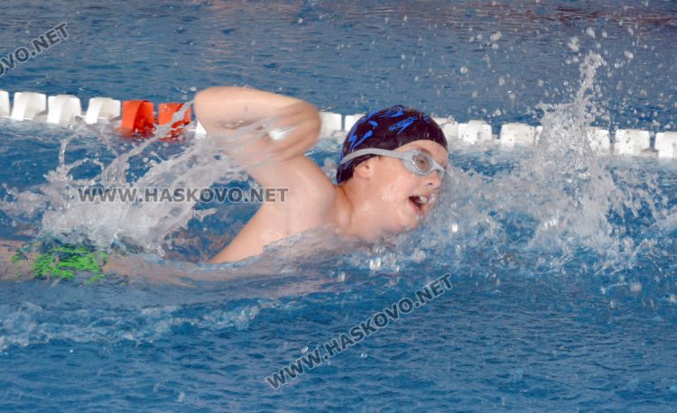 50 деца плуваха като алтернатива на наркотиците в Хасково